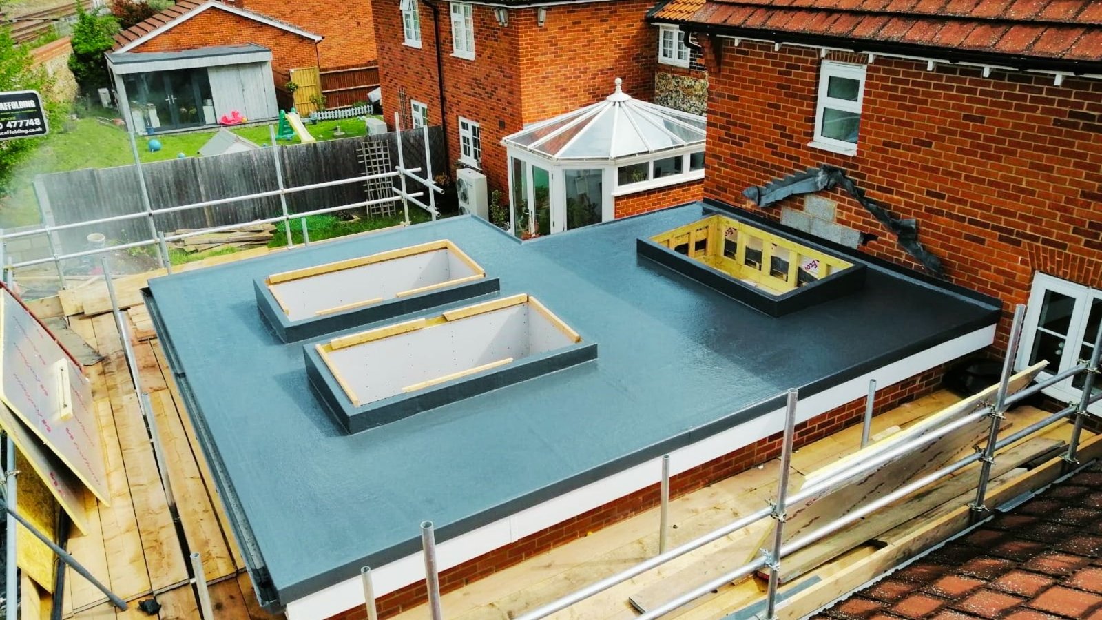 Layered structure of a flat roof showing insulation, membrane, and drainage components.
