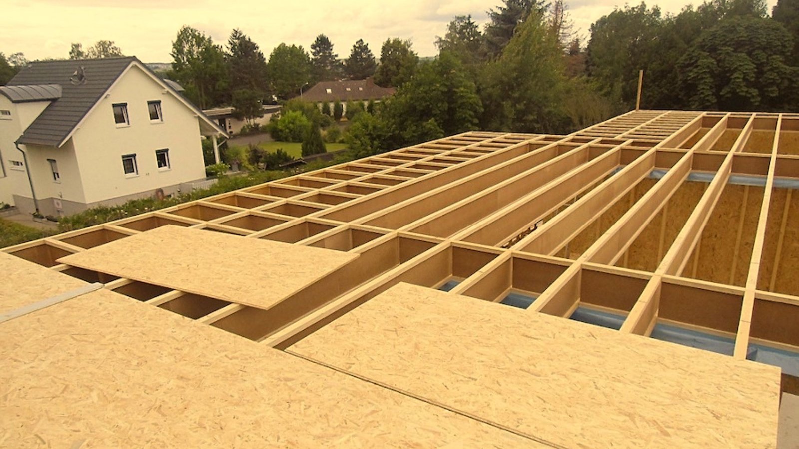 Image shows the construction of a flat roof.
